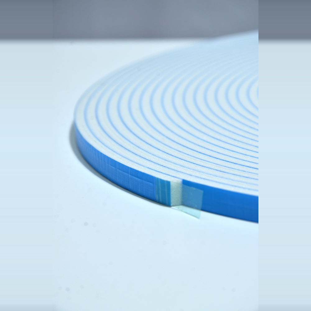 PE-skumtape G1567B – kantdetalj med hvit skumkjerne og blå liner