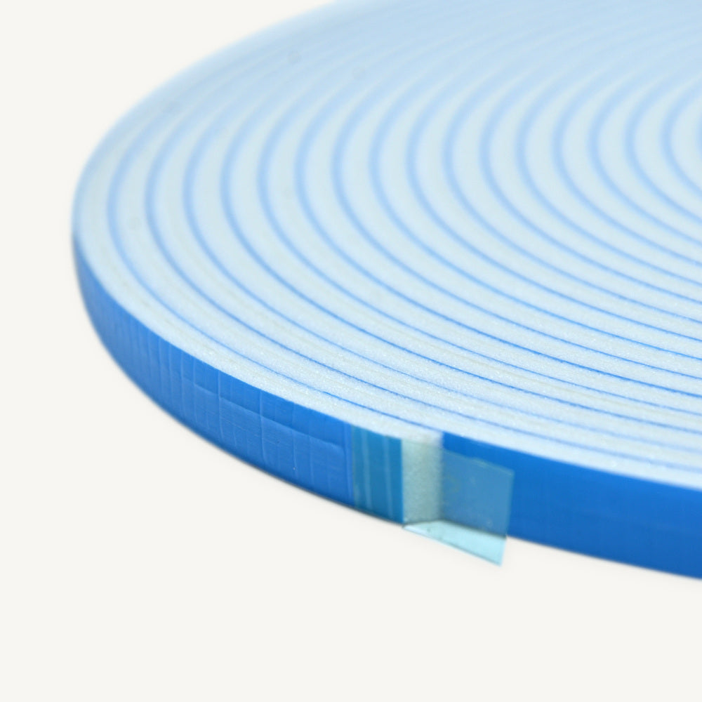 PE-skumtape G1567B – kantdetalj med hvit skumkjerne og blå liner