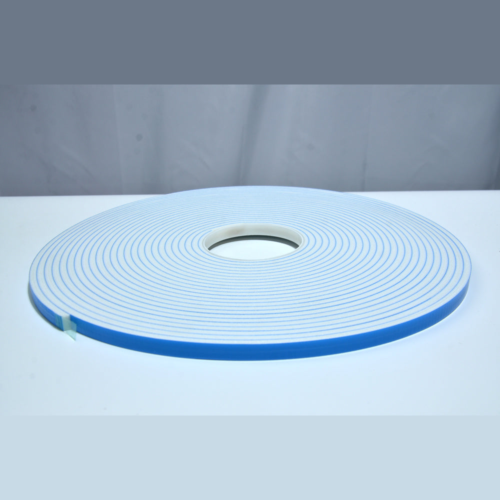 PE-skumtape G1567B – rull med hvit skumtape og blå liner