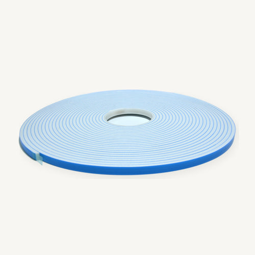 PE-skumtape G1567B – rull med hvit skumtape og blå liner